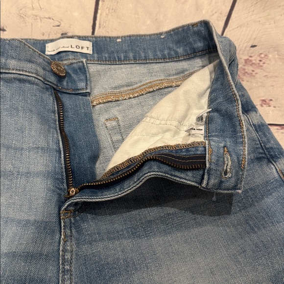 LOFT High Waist Kick Crop Light Wash Size 6 - Picture 10 of 16